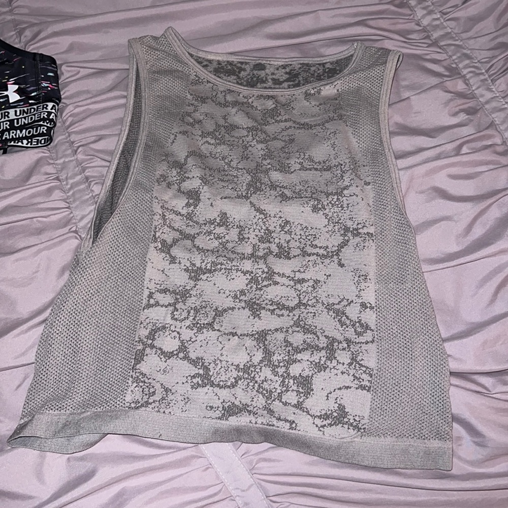 This is a never warn athletic top. super cute and comfy. 100% cotton!!